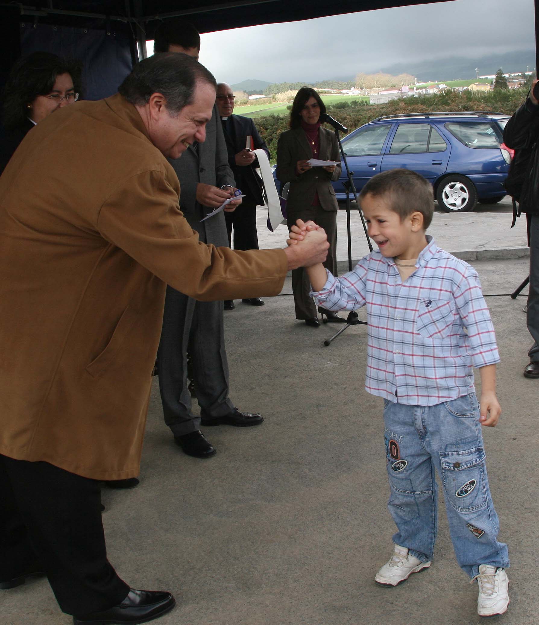 President of the Regional Government with children