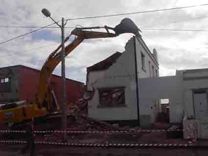 Government begins demolition and closure of two houses in parish of Santa Clara
