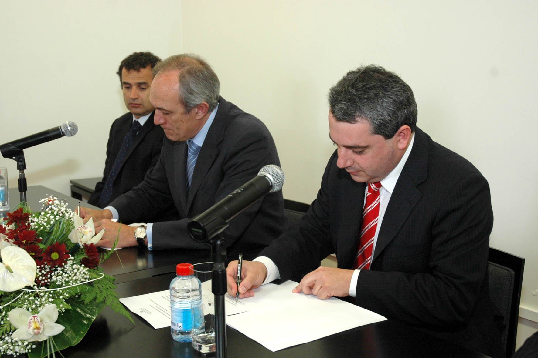 Vice-President of the Government signing the contract with the University