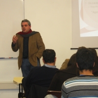 Foto de Sérgio Ávila a lecionar uma aula na Universidade dos Açores